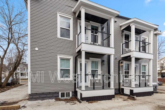 Building Photo - 800 Douglas St NW