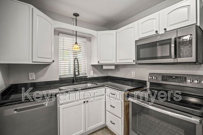 Building Photo - 2210 Parkview Dr