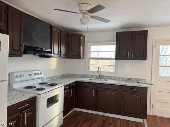 Building Photo - 59 Lakeview Dr