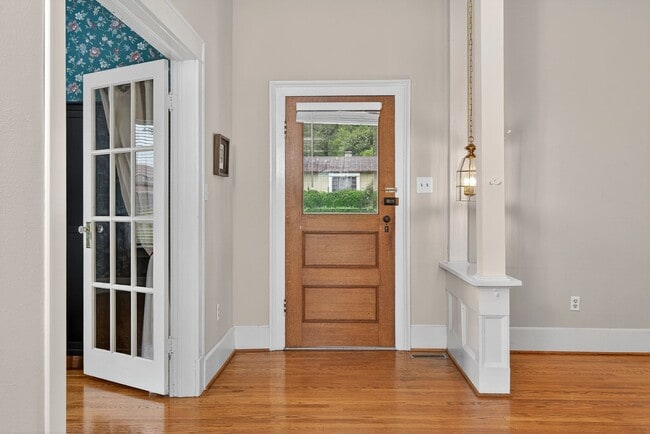 Building Photo - Charming 4BR / 3BA Historic Home with Big Backyard! BR VA