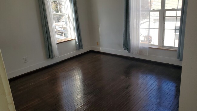 Building Photo - 3 bd, 1 ba house just north of downtown, w...