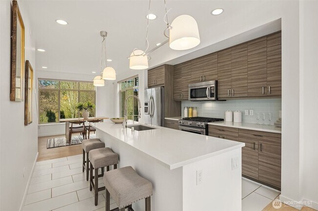 Building Photo - 3bd/2.25Ba Seattle Townhouse