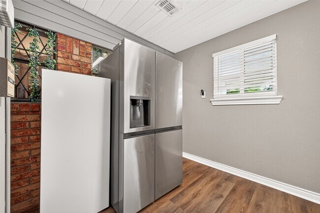Building Photo - 1005 Avenue D