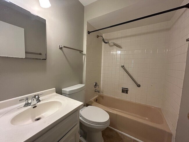 Building Photo - 1716 Maple Ln