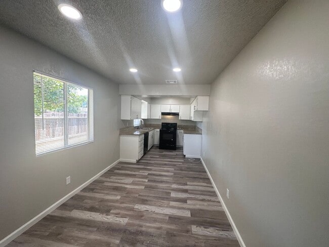 Building Photo - APPLY FOR THIS LOVELY HOME NOW!