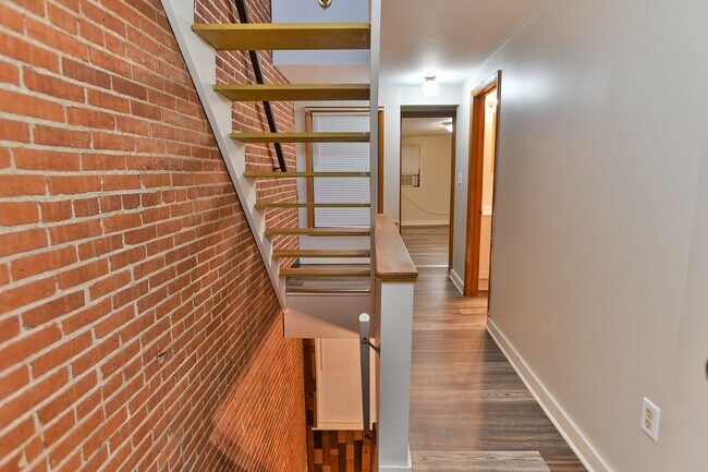 Building Photo - Charming 3 Bedroom on Grand St