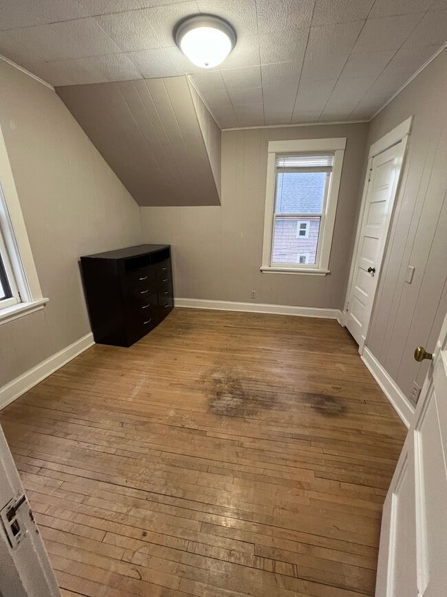 Building Photo - 625 N 16th Ave E