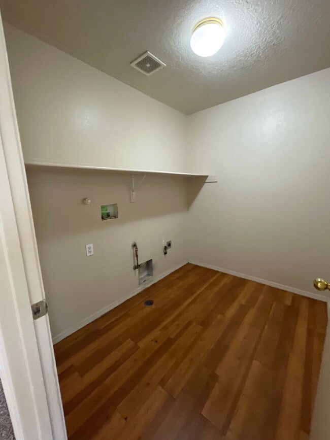 Building Photo - Two story 3 bedroom!