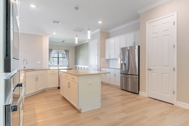 Building Photo - Stunning Country Club East Unfurnished Res...