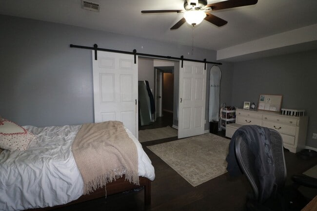 Building Photo - Awesome 4 bedroom duplex located in quite neighborhood