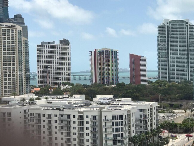 Building Photo - 1010 SW 2nd Ave