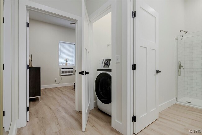 Building Photo - 1104 Main St