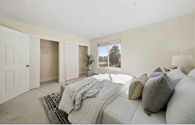 Building Photo - 1 bedroom plus loft features a functional floorplan with high ceilings