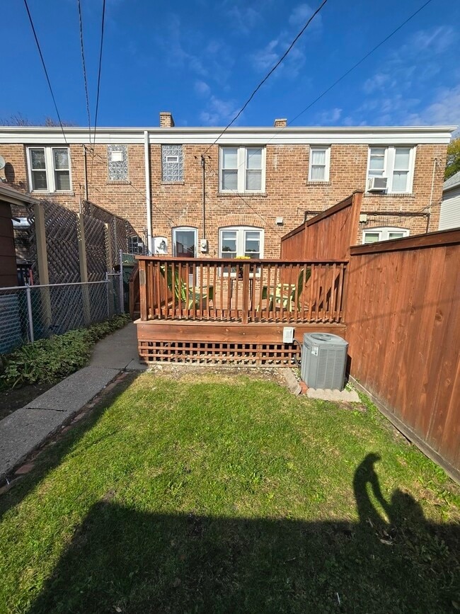Building Photo - 5157 W Ainslie St