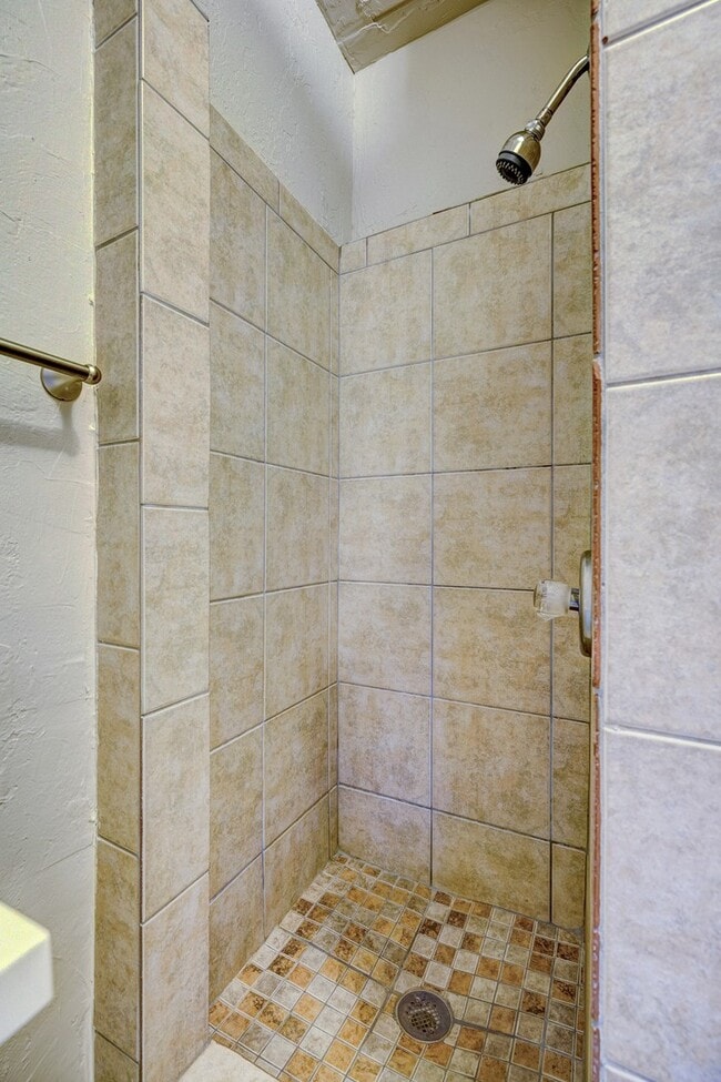 Building Photo - Cozy Efficiency Apartment Minutes from OU Campus