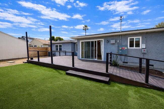 Building Photo - 6BD/3BA Close to Campus - Large Rooms! Great Yard!