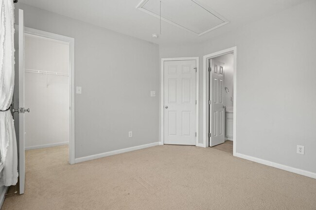 Building Photo - End-unit 2 Bedroom Townhome