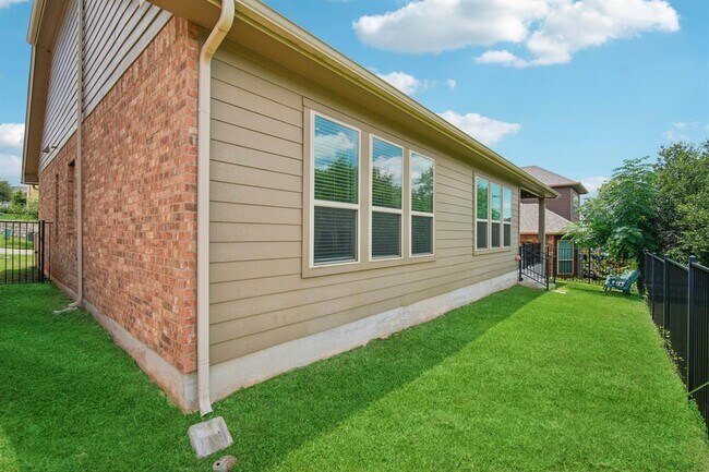Building Photo - 134 Summer Square Dr