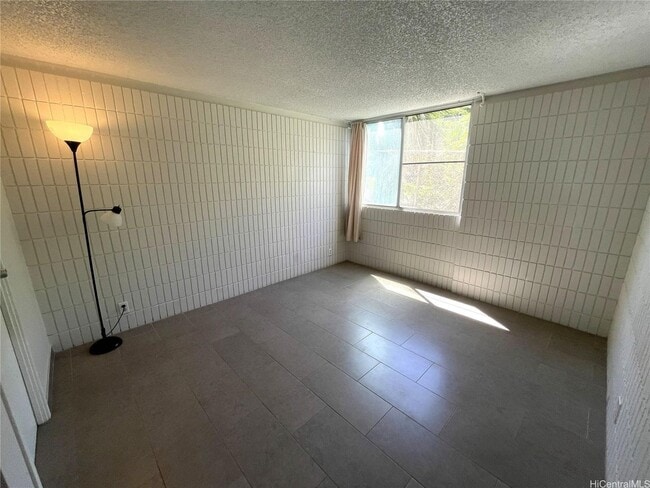 Building Photo - Spacious 3 Bed / 2 Bath – Nuuanu Park Place – Garden-Level Unit