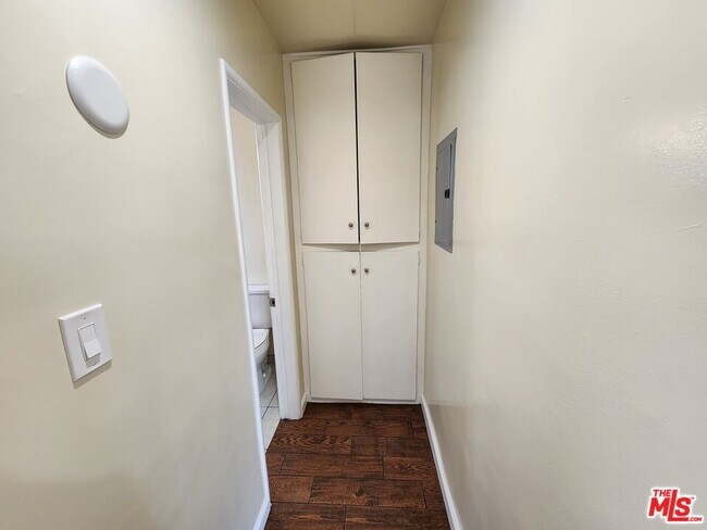 Building Photo - 1533 W 80th St