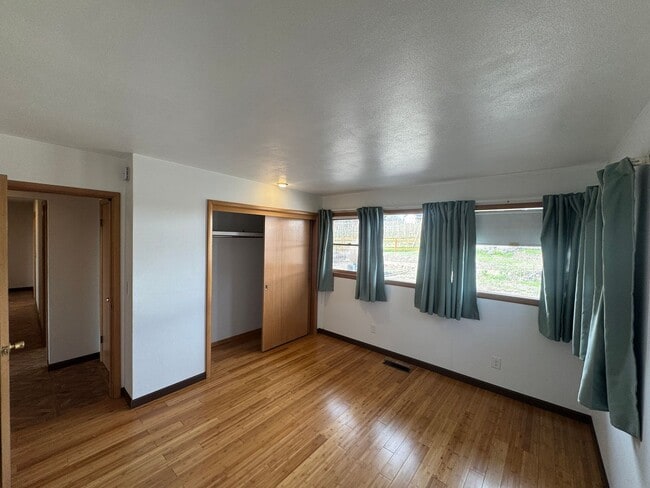 Building Photo - Move in special-HALF off first month's rent!