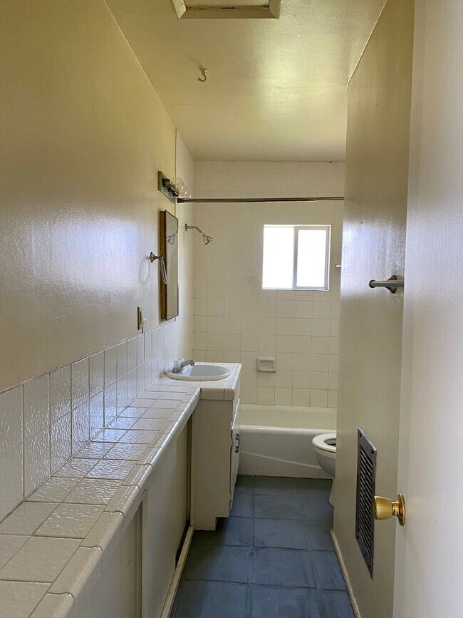 Building Photo - J &amp; R Properties-4th Street