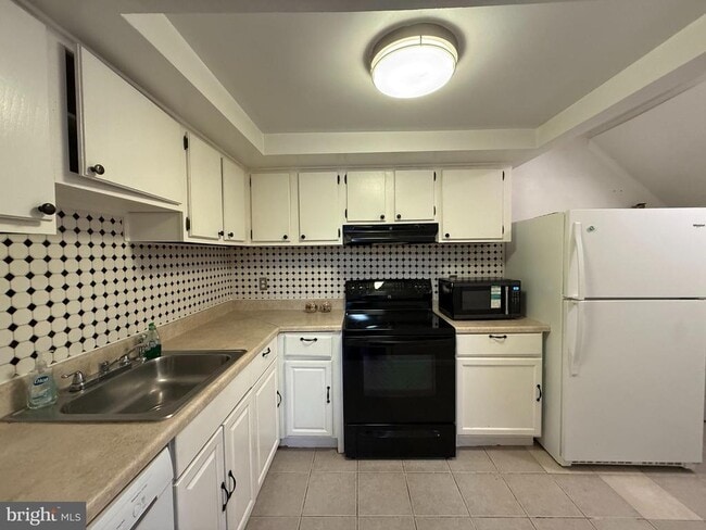 Building Photo - 8766 Walutes Cir