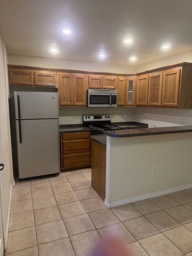 Building Photo - 1221 E 14th St