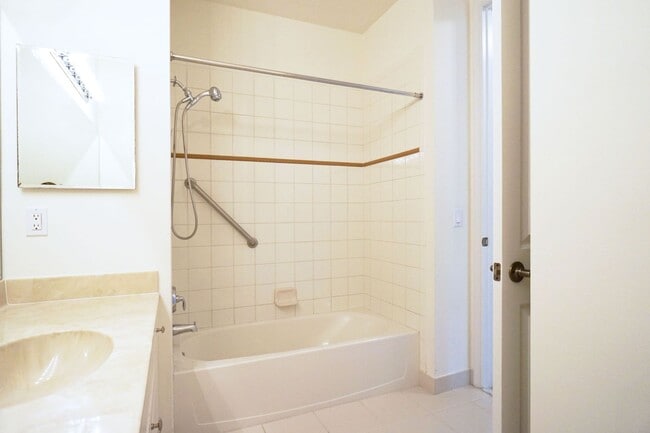 Building Photo - 3Bed/ 2.5Bath Townhome W/Garage - Gramercy...