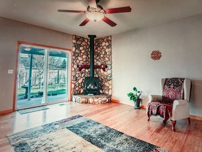 Building Photo - Beautiful Central Point 3 Bedroom 2 Bath Home