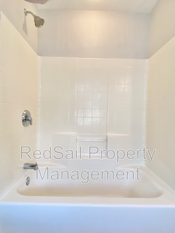 Building Photo - 102 Thunderbird Ln