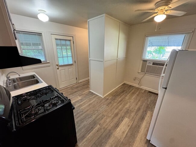 Building Photo - Two Bedroom Home