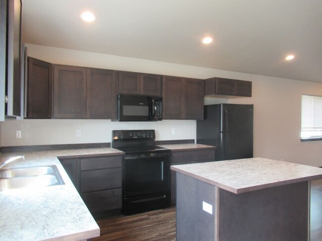 Building Photo - Home in Post Falls!