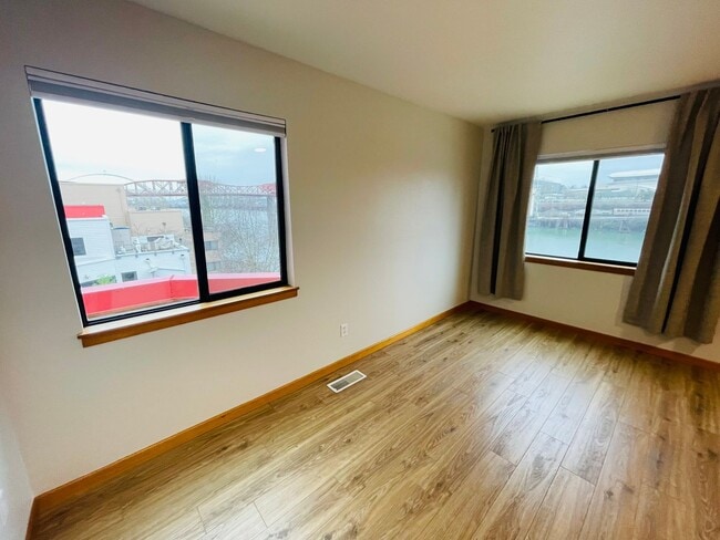 Building Photo - Top Floor 1bdrm Condo with River Views and Private Deck | FREE reserved parking Included!