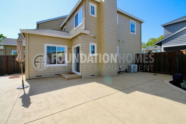 Building Photo - Bright Renovated 2BD/2.5BA Near China Camp...