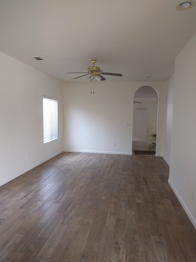 Building Photo - Huge 4-Bedroom Single Story Home with 2 Weeks Free Rent