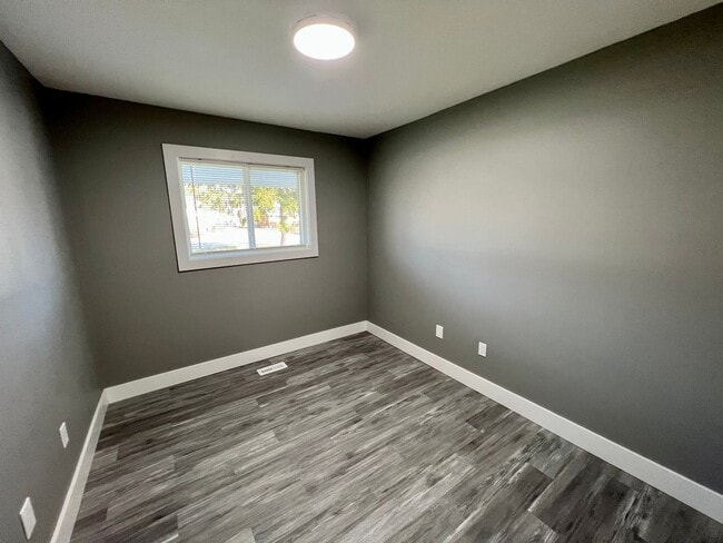 Building Photo - Massive Space! 4 Bedrooms 2 Bathrooms - Cr...