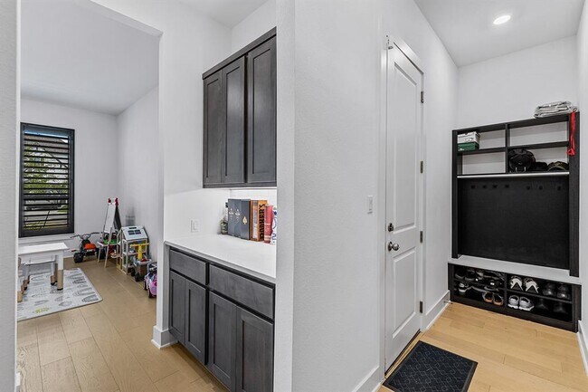 Building Photo - 2905 Canto Trce