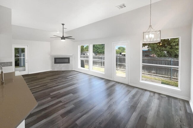 Building Photo - MOVE IN READY