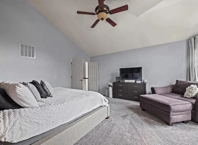 Building Photo - OMG this is a Stunning Large 5 BR House