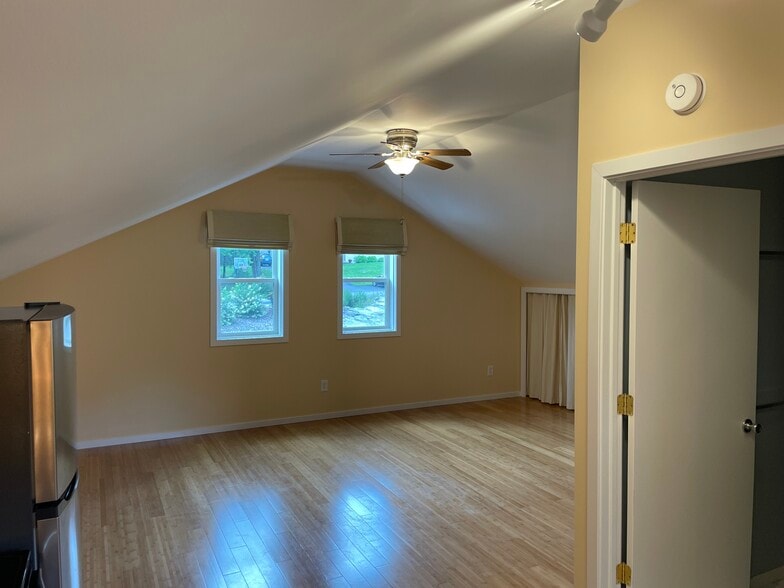 Living/ bedroom area - 8 Coleman Rd