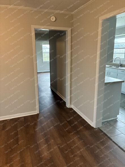 Building Photo - 1836 Ridgefield Ave