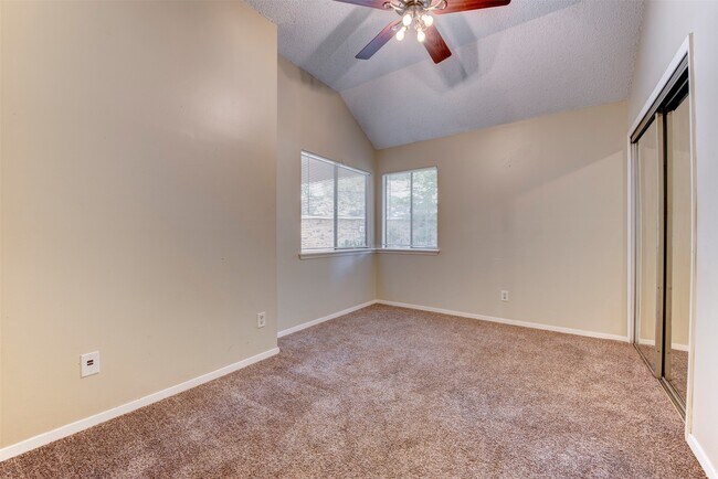 Building Photo - 1906 Woodhue Dr