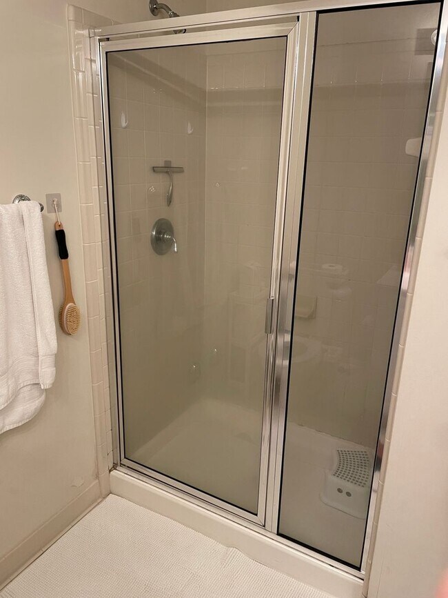 Building Photo - Ground Level 2-bed, 2-bath Condo in Provid...