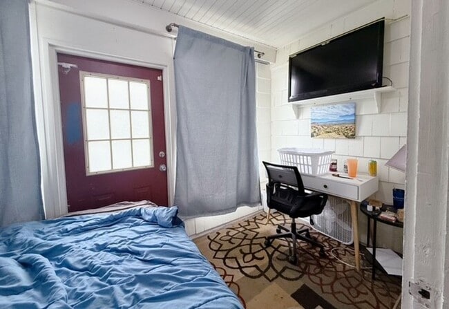 Building Photo - 3 & 4 Bedroom Units Just Steps from WWU