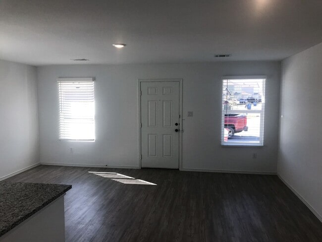 Building Photo - Beautiful home with great amenities!