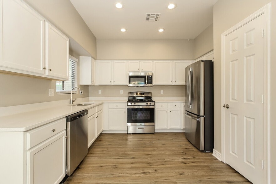 Building Photo - 476 East Placita Rejilla