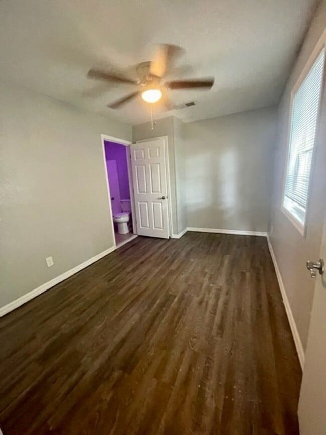 Building Photo - 2 Bed / 1 Bath Apartment