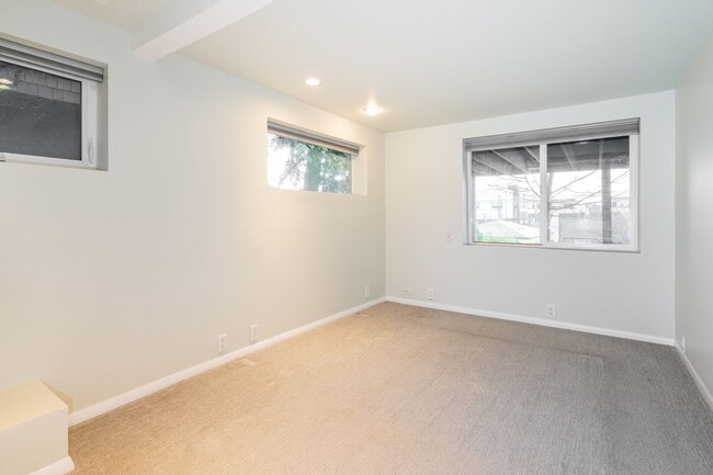 Building Photo - Modern Oasis in Seattle: 2-Bed, 2-Bath with Luxurious Amenities!