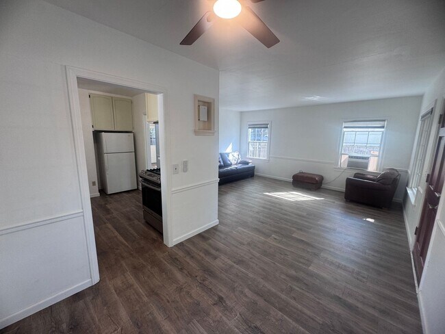 Building Photo - 2-Bedroom Home in the State Streets!